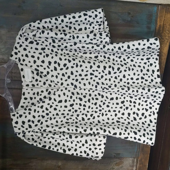 MELLODAY Tops - Melloday Dalmatian Spot Print V-Neck Top - Medium